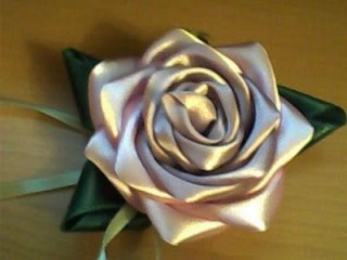 Розы из атласных лент - украшение